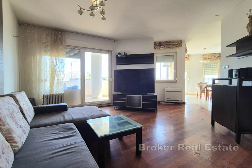 Three bedroom apartment with garage
