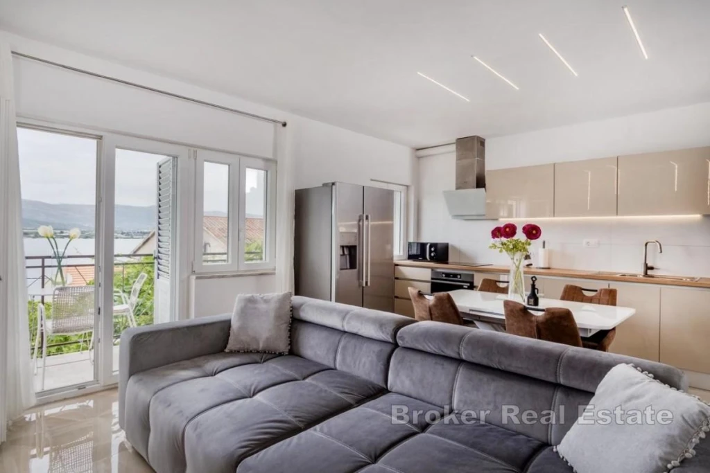Renovated apartment with an open sea view and a large garden