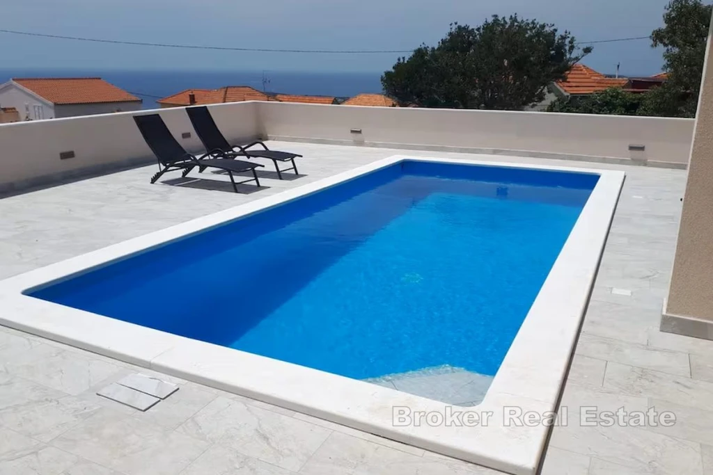 Detached house with swimming pool