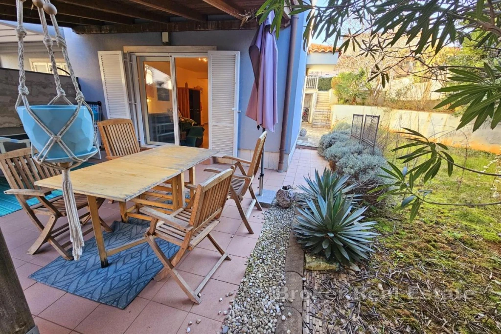 Two-bedroom apartment with a large garden