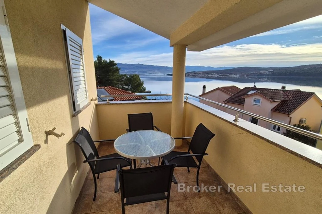 Two-bedroom apartment with sea view, close to the beach