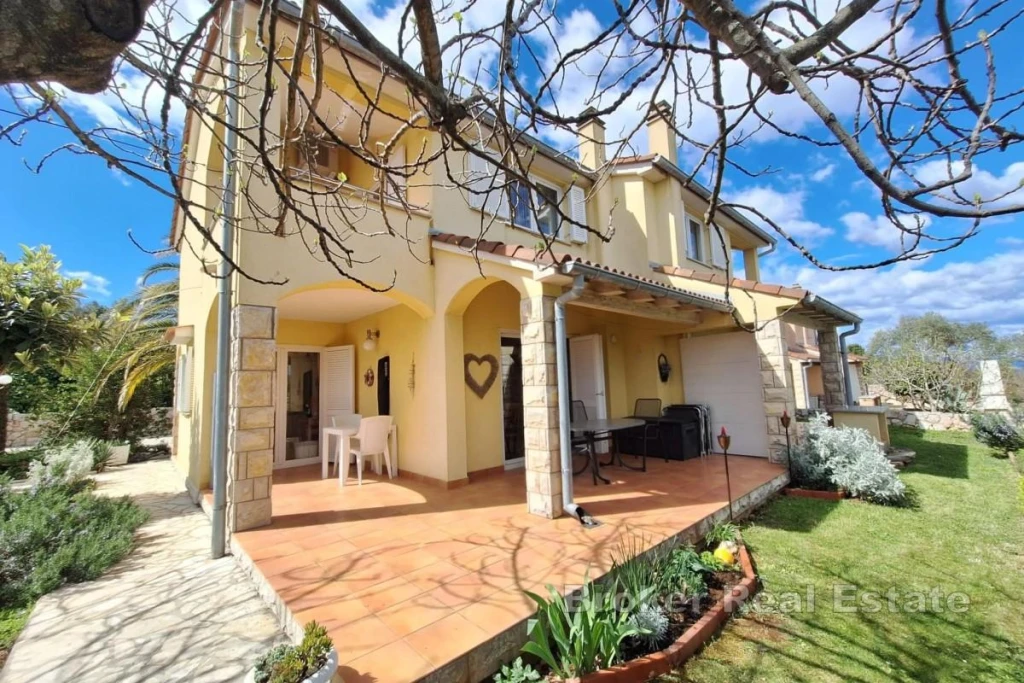 Semi-detached house with sea view