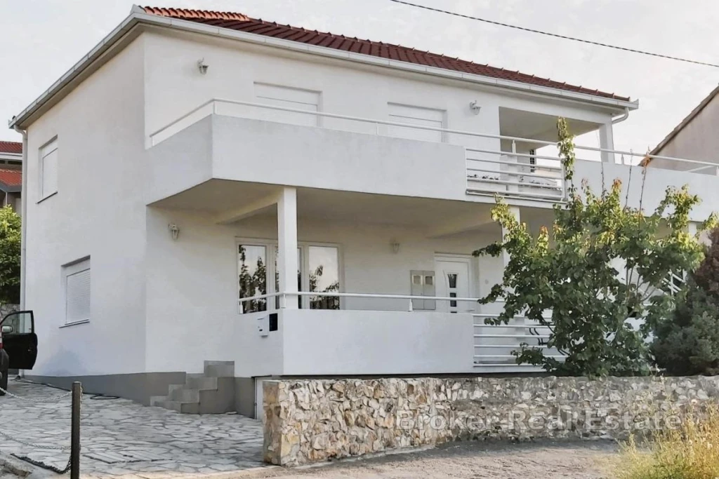 Detached house near the sea with two apartments and an excellent investment opportunity
