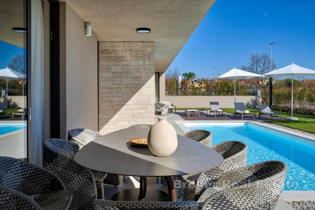 Single-storey villa with pool and open sea views