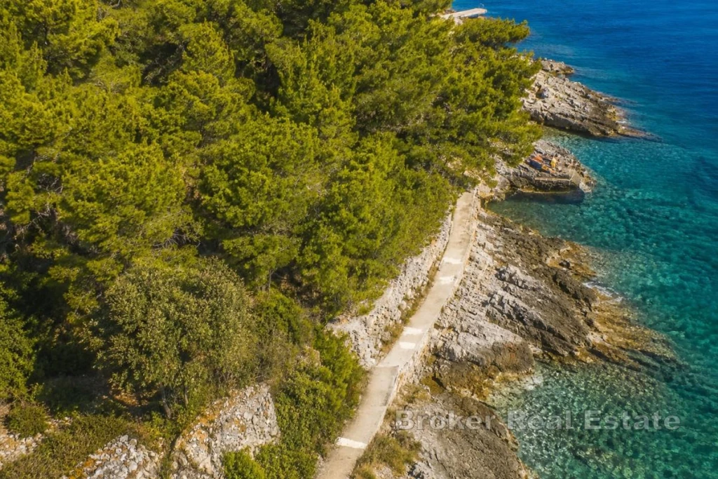 Building Plot in the First Row to the Sea