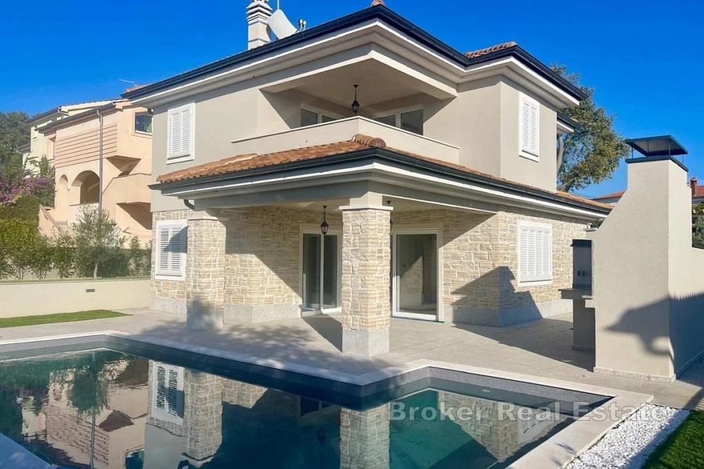 Modern villa with heated pool in a quiet location