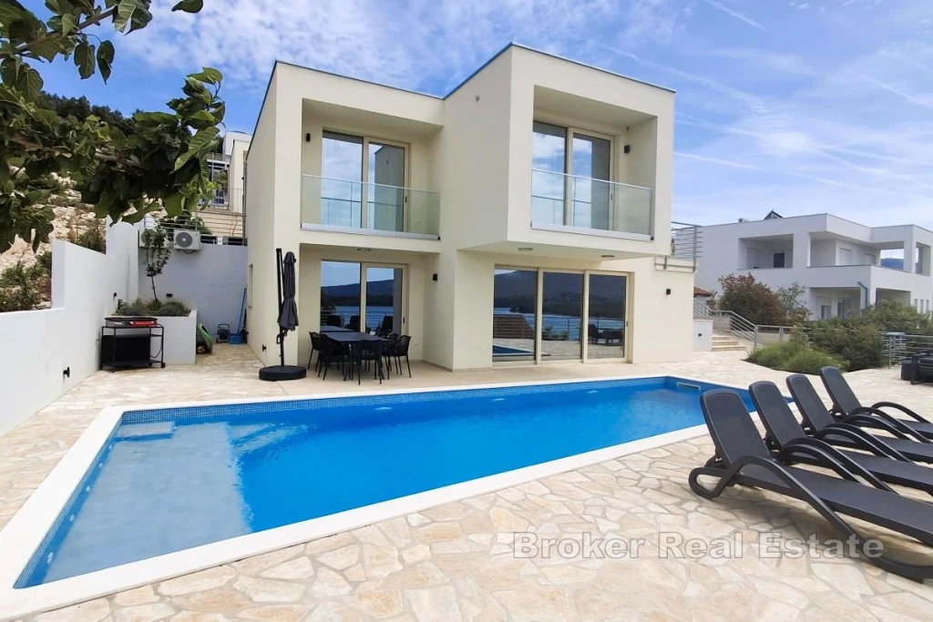 Newly built villa with pool and sea view
