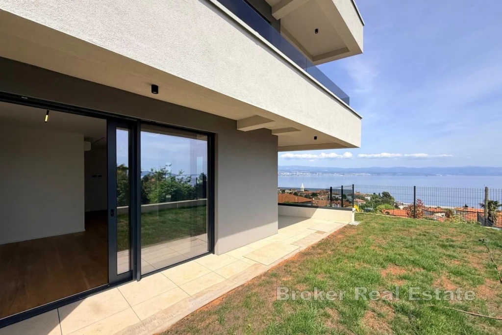 Modern apartment with garden and sea view
