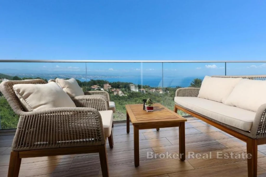 Duplex apartment with roof terrace and sea view