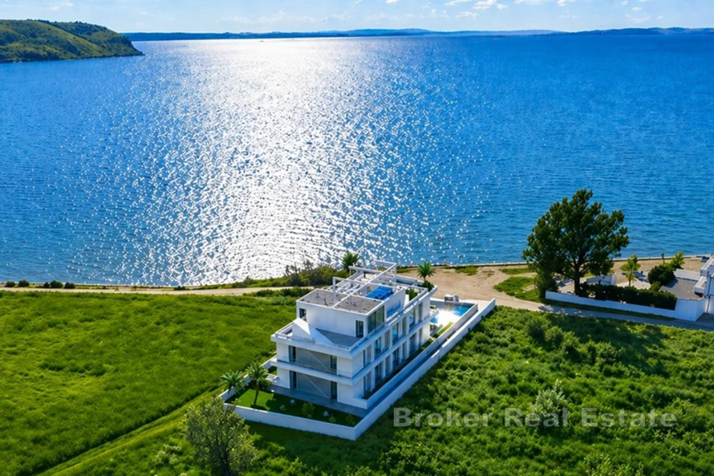 Luxury apartment first row to the sea with swimming pool and roof terrace