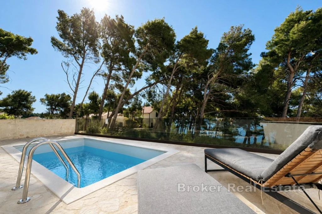 Apartment with pool and garden, 60 m from the sea