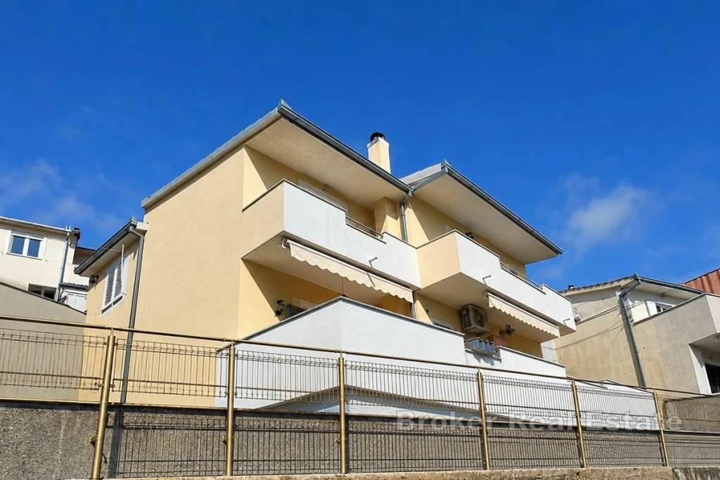 Family house with two apartments and a view of Split