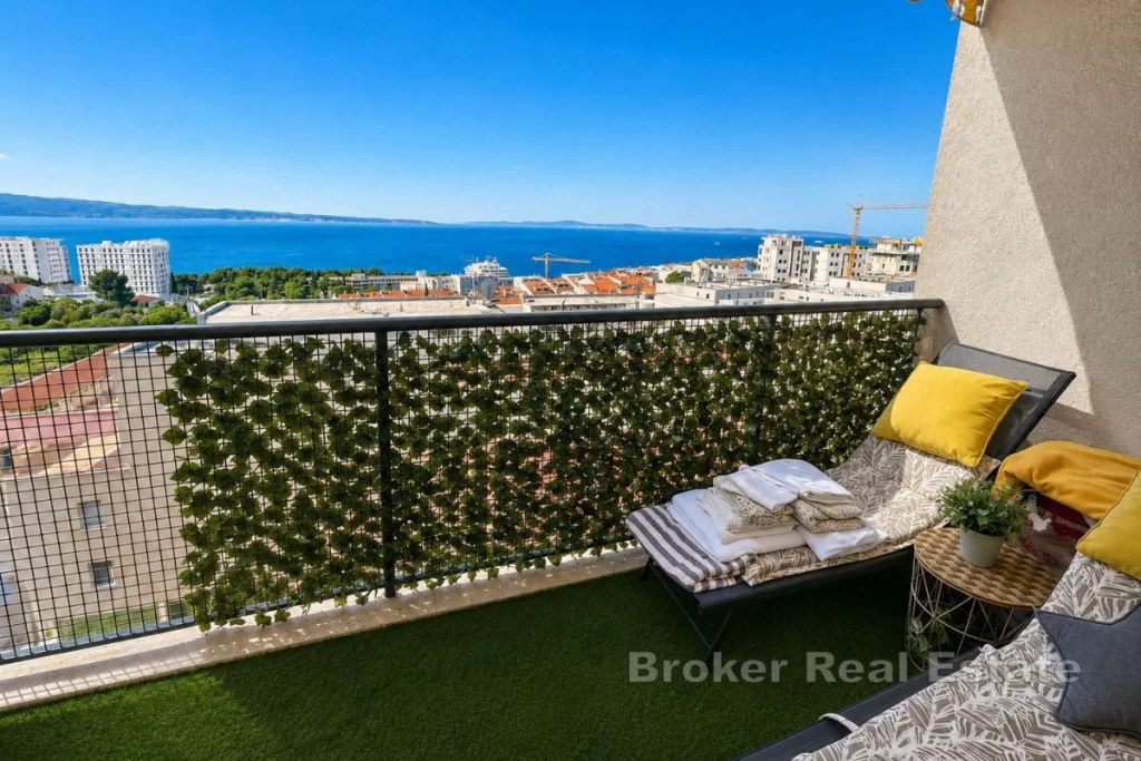 Two-bedroom apartment with sea view