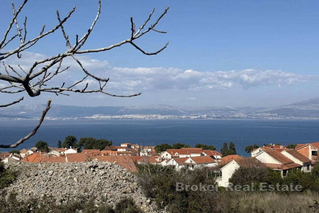 House with sea view and garden