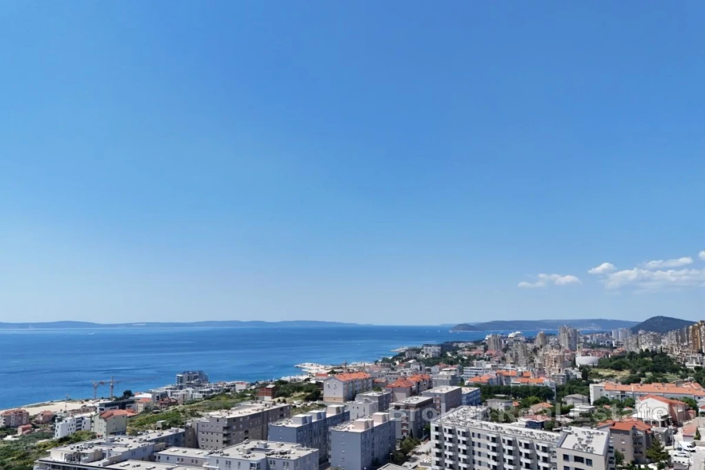One-bedroom apartment with sea views