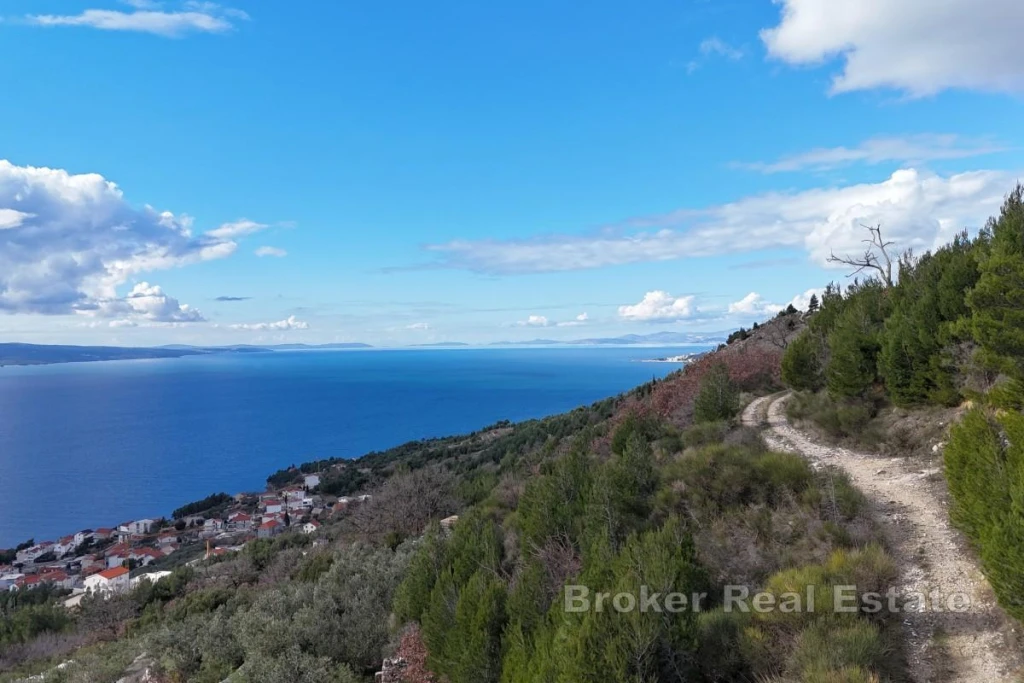 Building plot with a panoramic view of the sea