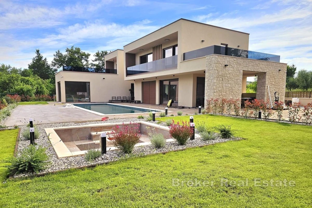 Modern villa with pool in a quiet location