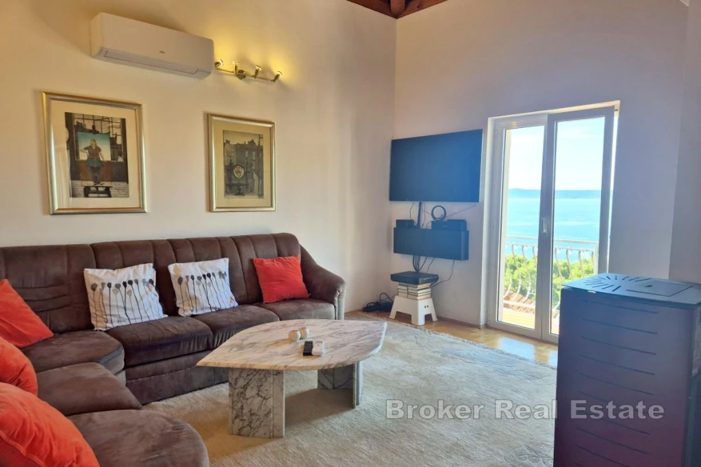 Spacious three-bedroom apartment with sea view