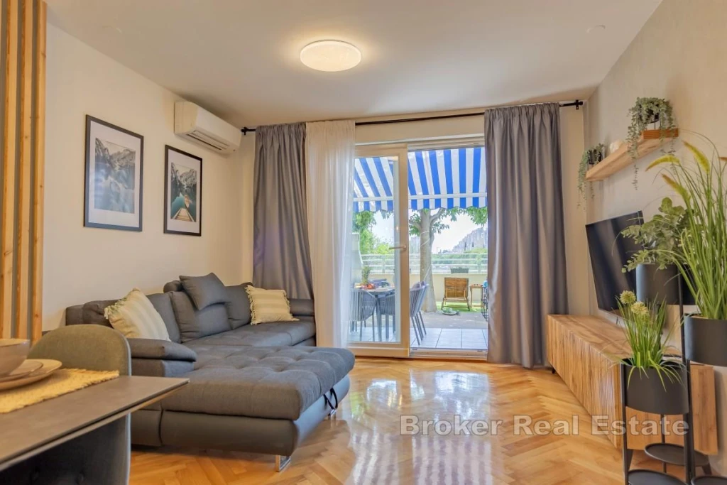 Elegant two-bedroom apartment with a spacious landscaped garden