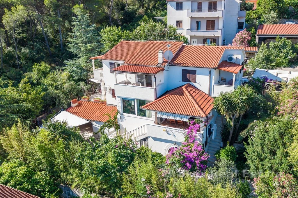 Vacation House with Lush Garden and Unobstructed View of the Sea