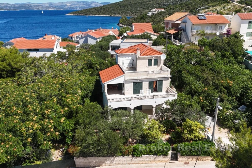 Detached house with garden and sea view