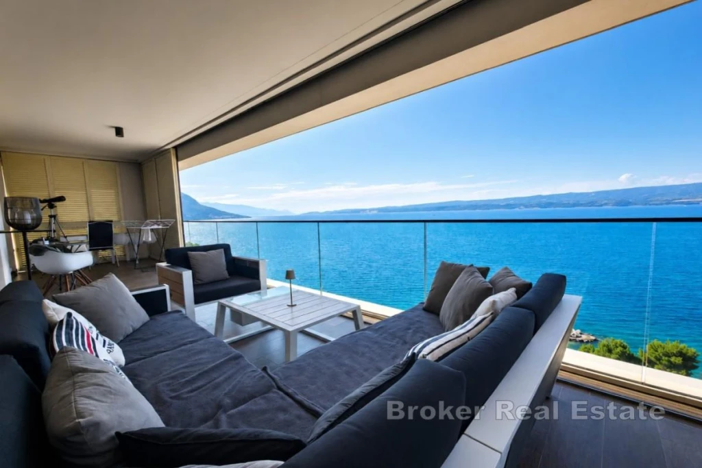 Modern Three-Bedroom Apartment with Sea View