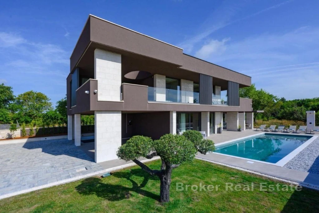 Villa with pool and sea view