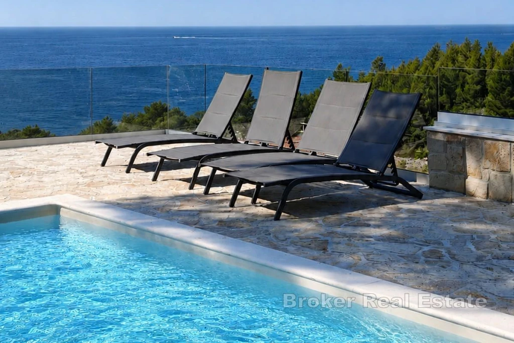Stone house with swimming pool on the south side of the island of Hvar