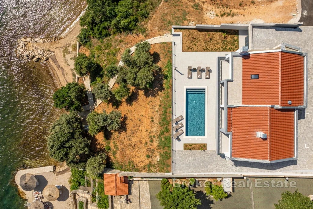 Modern villa first row to the sea, with swimming pool and direct access to the beach