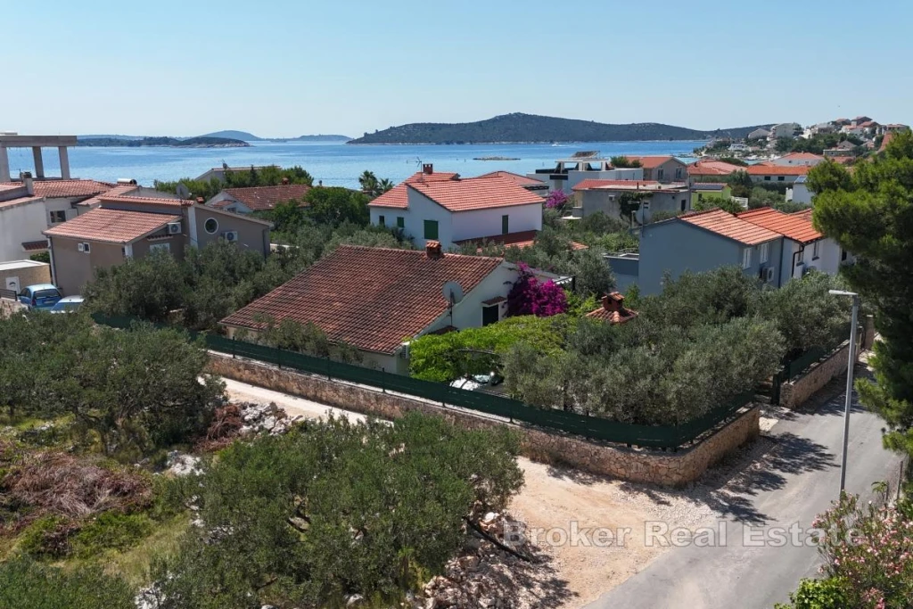 Detached House with Two Apartments and Excellent Potential