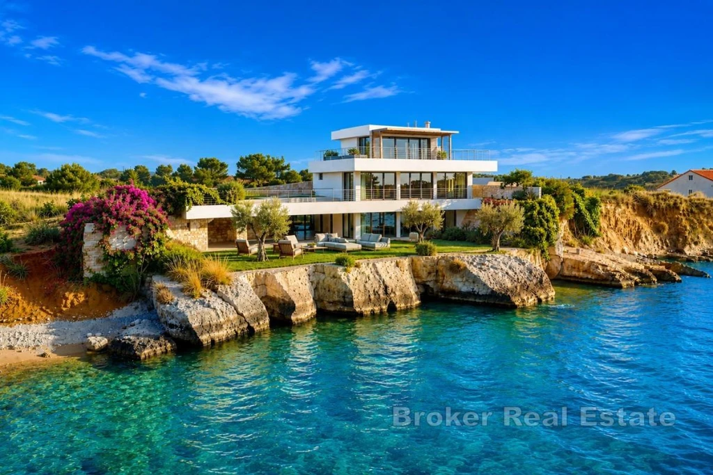 Building land first row to the sea