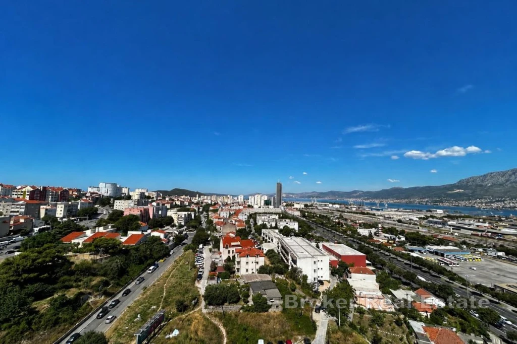 Three bedroom apartment with sea view