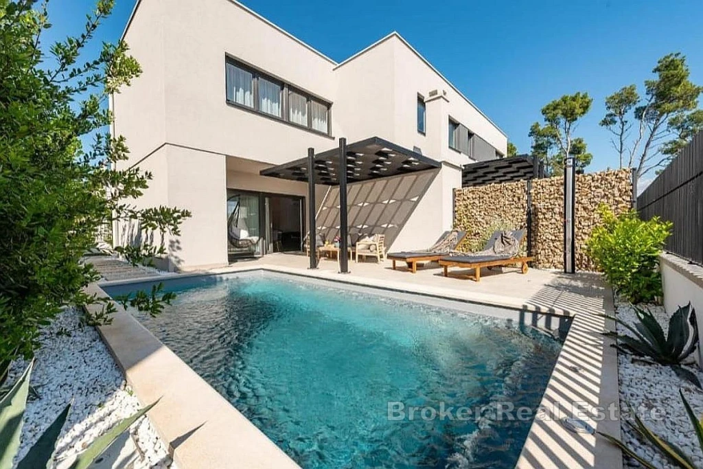 Modern house with pool, only 70 m from the sea