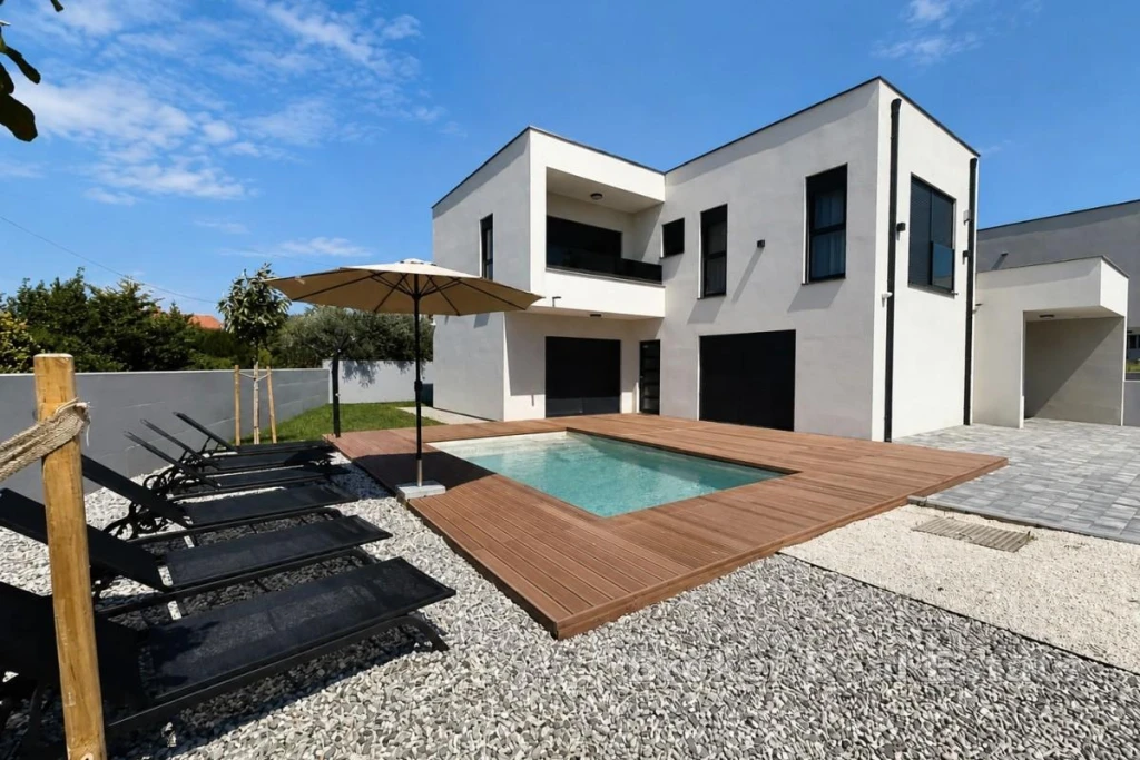 Modern semi-detached house with swimming pool and roof terrace in Pomer