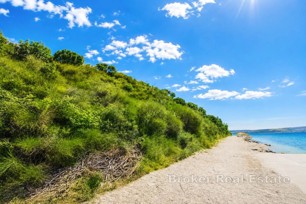 Building land first row to the sea