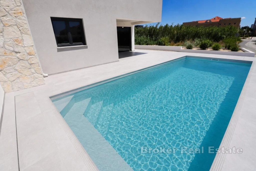 Luxury apartment with private pool and garden, 60 m from the sea