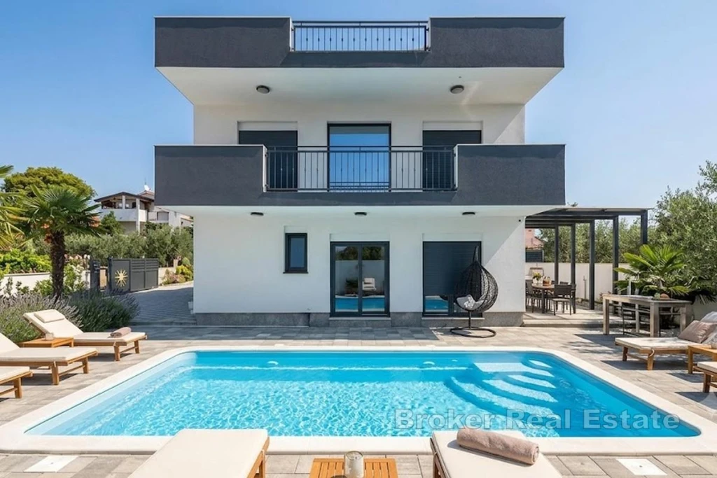 Villa with swimming pool, roof terrace and panoramic sea view