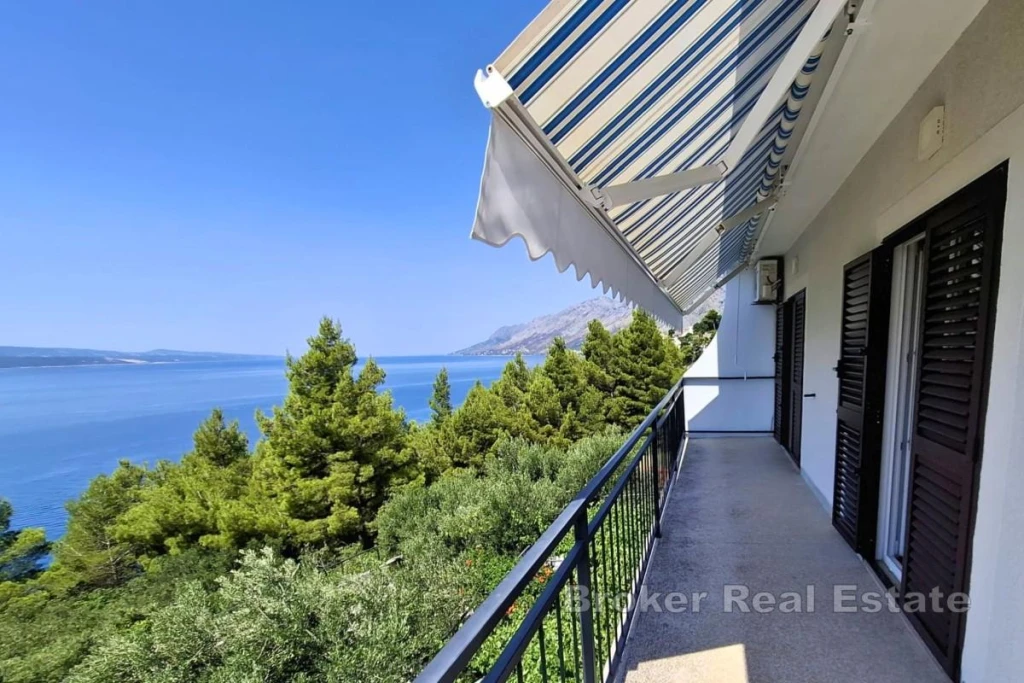 Two-bedroom apartment with sea view, near the beach