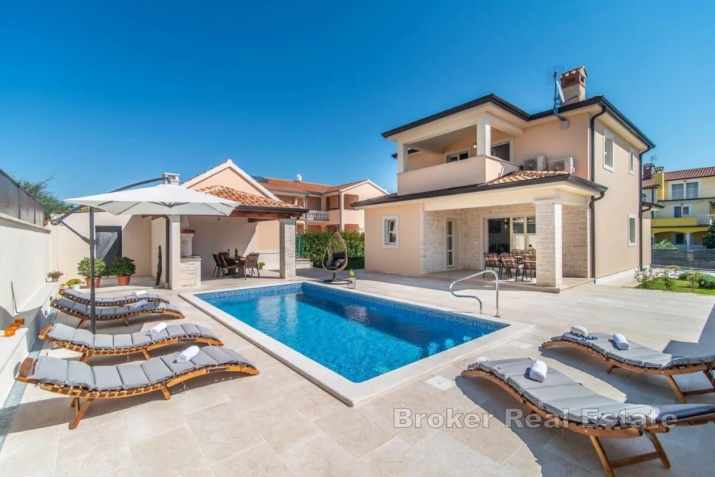 House with swimming pool near Poreč