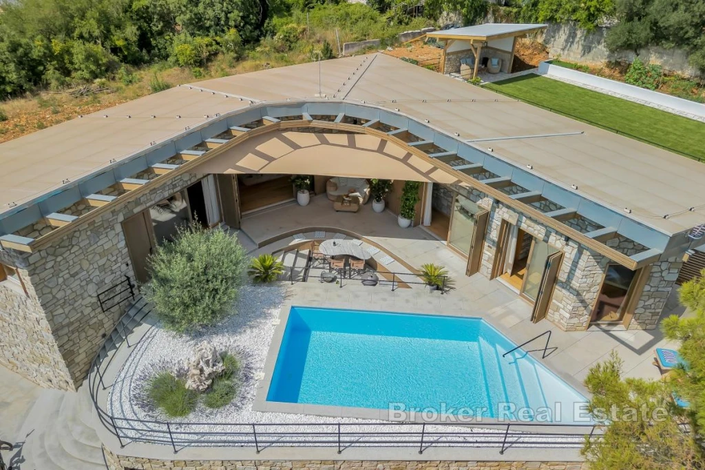 Attractive stone villa near the sea