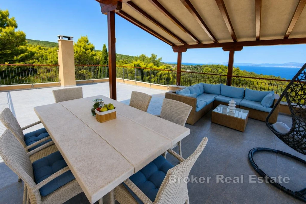 Villa with Swimming Pool and Sea View
