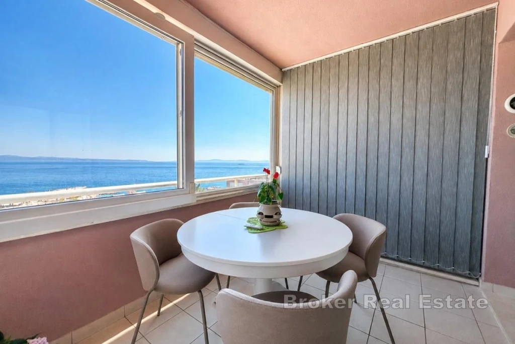 Two bedroom apartment in a prime location with spectacular sea view