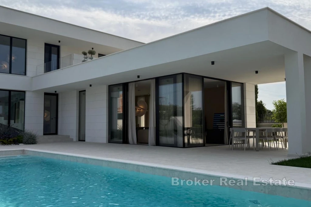 Modern Villa with Swimming Pool Near the Sea