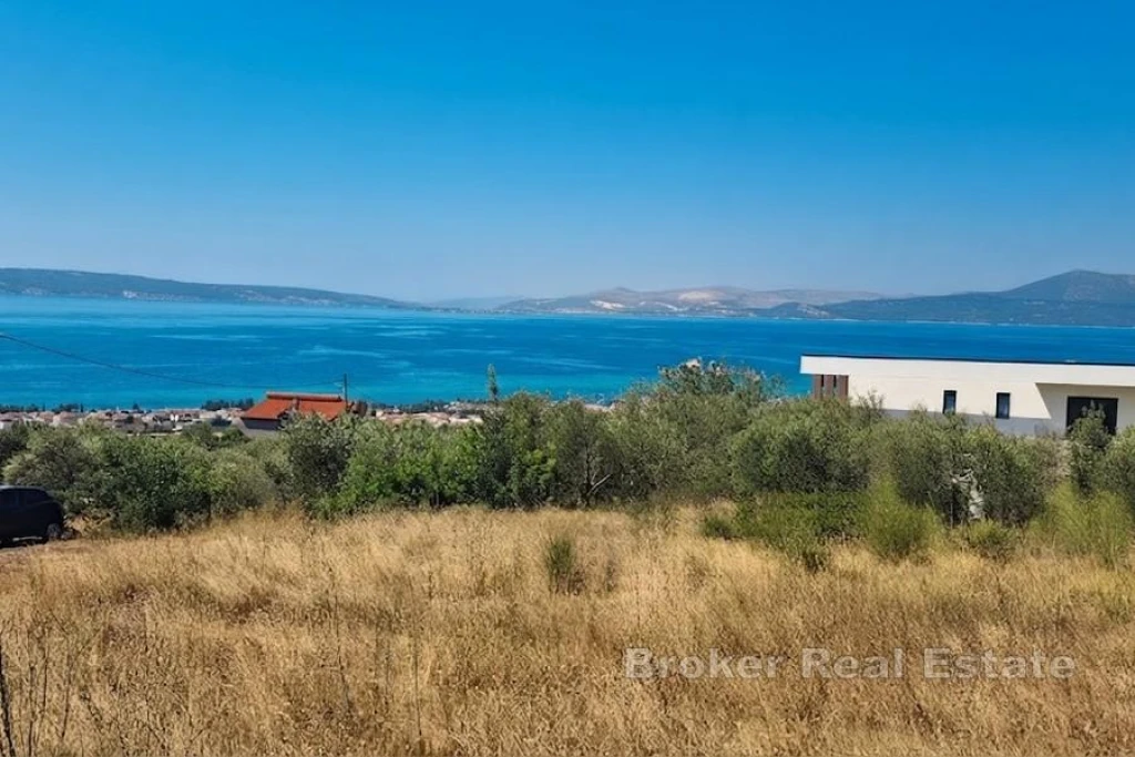 Building land with a building permit and an open sea view