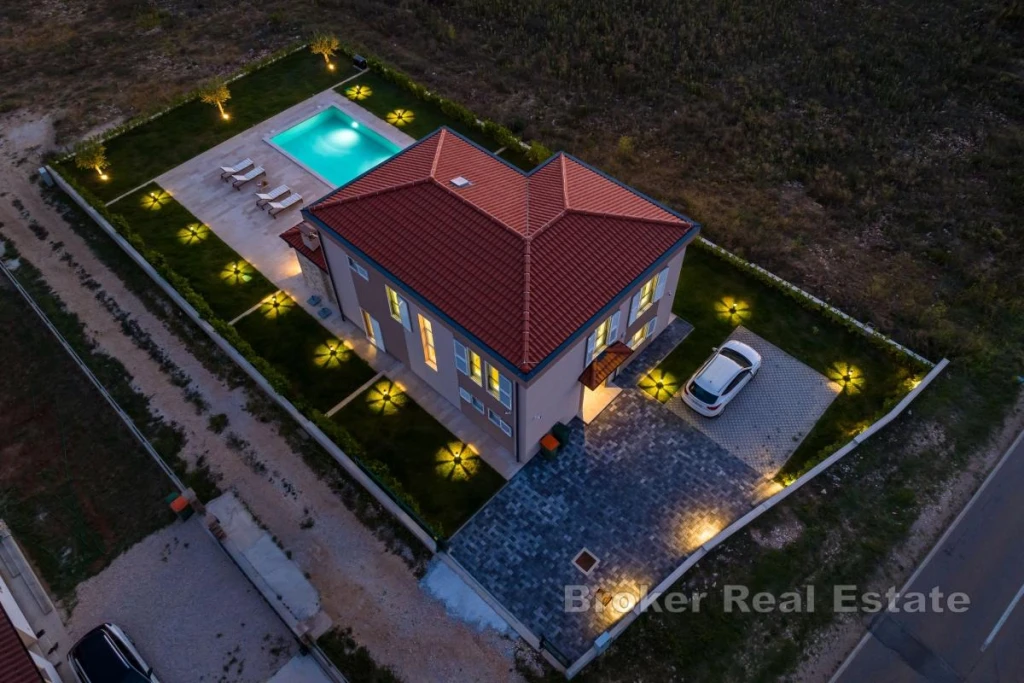 Luxury House with Swimming Pool and Parking