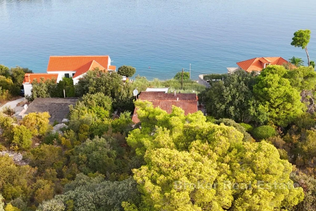 Mediterranean house first row to the sea with 3,830 m² of building land