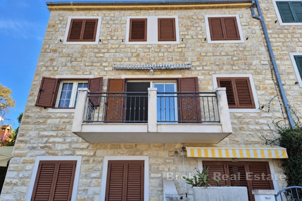 Three-Bedroom Apartment Near the Waterfront and Town Centre