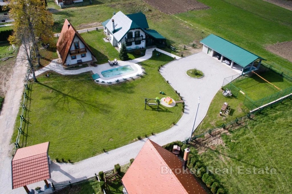 Unique mountain estate with houses and swimming pool