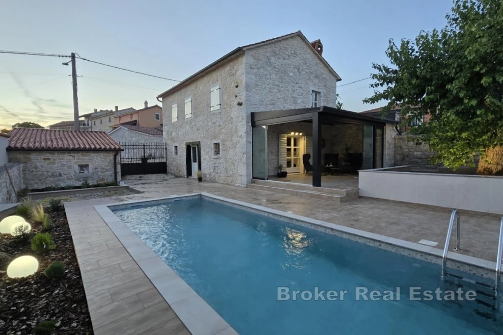 Renovated Istrian stone house near Višnjan