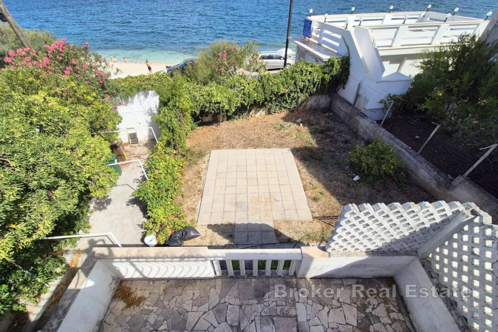House with two apartments situated in the first row by the sea